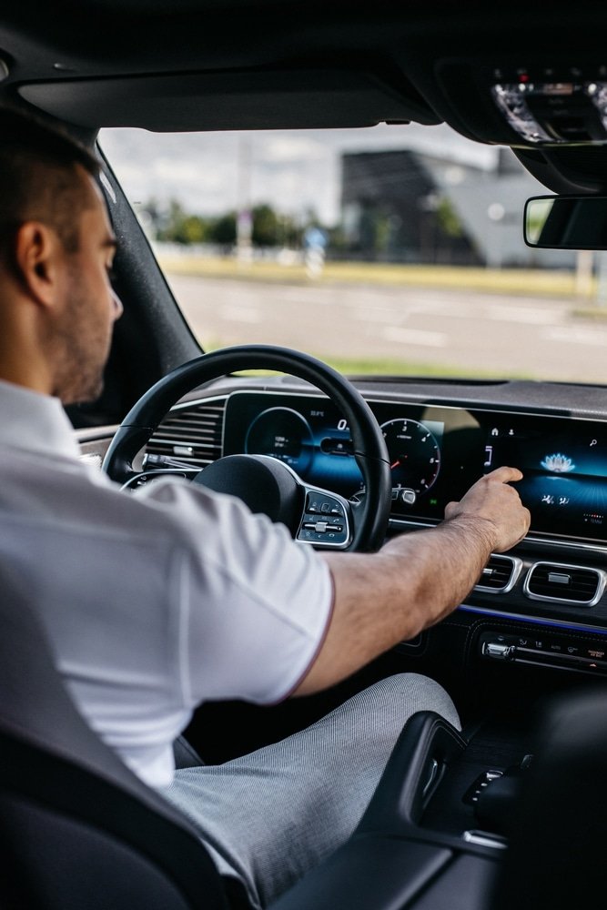 Chauffeur-met-rijbewijs-B-opent-deur-van-modern-voertuig